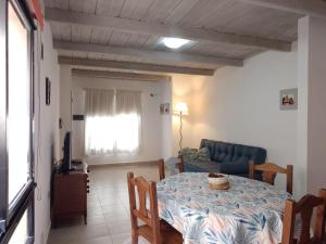 una sala de estar con una mesa y un sofá en Belgrano 210, en Canals