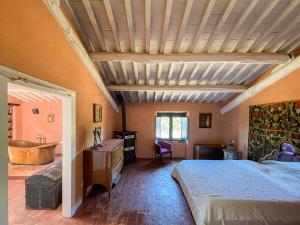 Un dormitorio con una cama y una bañera. en Madeleine: Luxury Villa in Italy, en Case Galli 119 fotos más