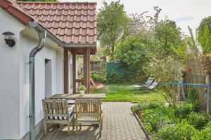 StraupitzAltes Käthchen的一个带两把椅子的庭院和一个凉亭