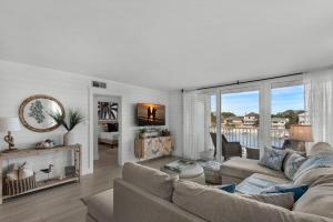 un salon avec un canapé et une table dans l'établissement Dolphin Point #401C, à Destin