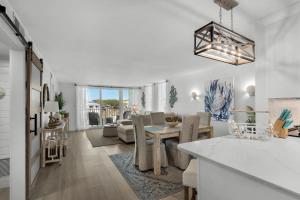 une cuisine et un salon avec une table et des chaises dans l'établissement Dolphin Point #401C, à Destin