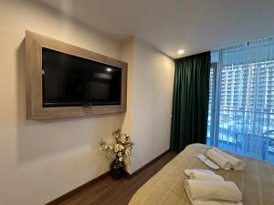 Μια τηλεόραση ή/και κέντρο ψυχαγωγίας στο New Seaside Apartments Adlia street