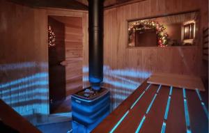 una camera con stufa a legna e panca di Amazing Home In Macastre With Sauna a Macastre