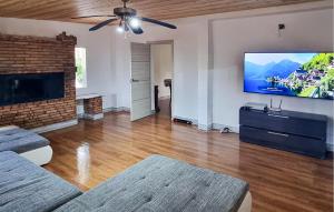 un soggiorno con divano e TV a schermo piatto di Amazing Home In Macastre With Sauna a Macastre