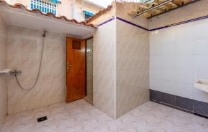 ein Badezimmer mit Dusche und Holztür in der Unterkunft Nice Apartment In San Pedro Del Pinatar in San Pedro del Pinatar + 8 Fotos