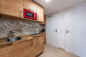 Kuchyň nebo kuchyňský kout v ubytování YS Apartments