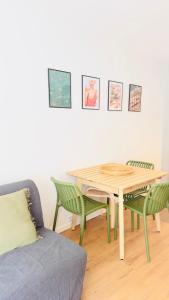een eettafel met groene stoelen en een bank bij Appartement Chic 50m de la mer in Palavas-les-Flots +4 foto's