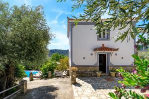 Bazén v ubytování Villa Agia Marina nebo v jeho okolí