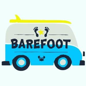 un autobus blu con le parole cibo da bar di Barefoot B&B a Morgan's Bay