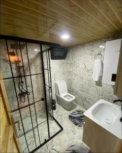 a bathroom with a toilet and a sink at Oksijen Suit in Çamurlu +16 photos