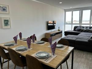 una sala de estar con una mesa y un sofá en Blue Chill Carcavelos, en Carcavelos