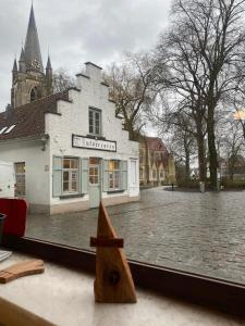ein Holzboot, das auf dem Fensterbrett steht in der Unterkunft Guanto vakantiewoning in Ronse