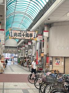 大阪市にあるSHINSEKI 303 NEW OPen 割引あり 千鳥橋駅徒歩8分 USJまで近い 難波まで電車11分 2LDK広いリービングの自転車歩行者