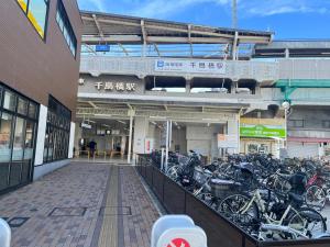 SHINSEKI 303 NEW OPen 割引あり 千鳥橋駅徒歩8分 USJまで近い 難波まで電車11分 2LDK広いリービングの敷地内または近くで楽しめるサイクリング