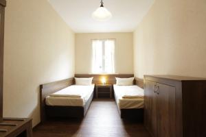 ein kleines Zimmer mit 2 Betten und einem Fenster in der Unterkunft Hotel am Markt Sankt Goar in Sankt Goar