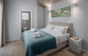 a bedroom with a bed with a blue blanket at Amazing Home In Krsan in Kršan