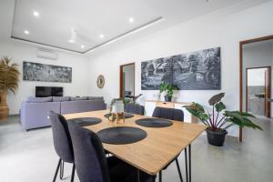 ein Esszimmer mit Tisch und Stühlen in der Unterkunft Aster Villa by iBali Management in Legian