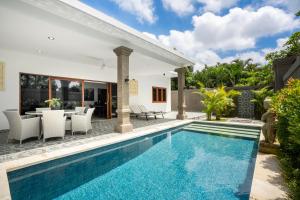 ein Bild einer Villa mit Swimmingpool in der Unterkunft Aster Villa by iBali Management in Legian