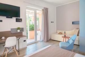 Televízia a/alebo spoločenská miestnosť v ubytovaní Tuscany Hotel Alle Dune