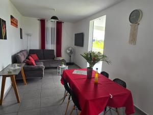 Televisyen dan/atau pusat hiburan di Maison Laurencia - Appartement de l'étage