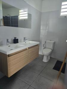 Bilik mandi di Maison Laurencia - Appartement de l'étage +16 gambar