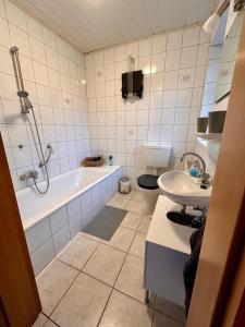 Koupelna v ubytování Ferienwohnung Sill Im Herzen Ostfrieslands + 3 fotografie