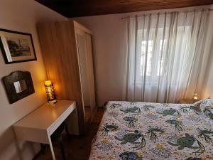 Postel nebo postele na pokoji v ubytování Charming Traditional Townhouse - Holiday Home Kata