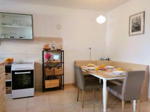 Kuchyň nebo kuchyňský kout v ubytování Charming Traditional Townhouse - Holiday Home Kata