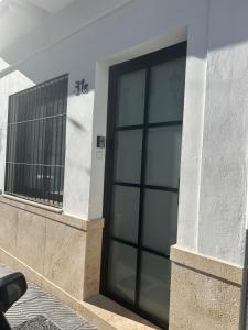 un edificio con una puerta de cristal a un lado en Apartamento de lujo con piscina climatizada, en Nerja