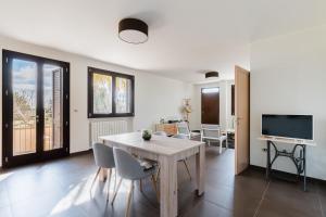 TV a/nebo společenská místnost v ubytování Intera villa ad uso esclusivo con 2 bagni 4 camere da letto,garage,giardino,area fitness,lavatrice,wifi + 25 fotografií