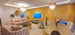 カサブランカにあるLuxury Villa with Private Poolのソファとテーブルのある広いリビングルーム