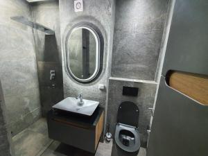 カサブランカにあるLuxury Villa with Private Poolの洗面台、トイレ、鏡のあるバスルーム +9枚の写真