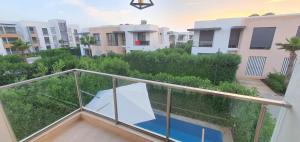 カサブランカにあるLuxury Villa with Private Poolのスイミングプールを望むバルコニー