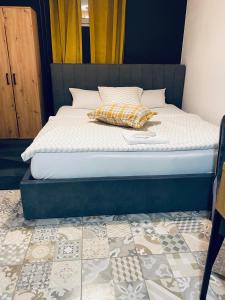 Postel nebo postele na pokoji v ubytování Rooms & Apartment ZALA Airport shuttle option