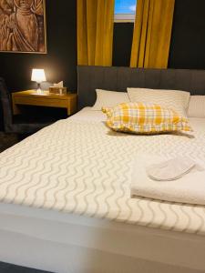 Postel nebo postele na pokoji v ubytování Rooms & Apartment ZALA Airport shuttle option