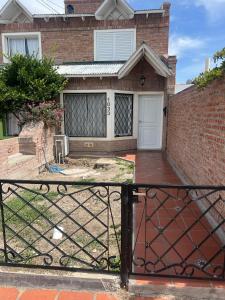 普拉亚欧尼恩Duplex 4pax Playa Unión的砖屋前的大门