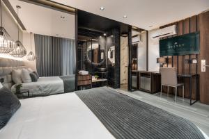 une chambre d'hôtel avec un lit et une télévision à écran plat dans l'établissement Tribeca Suites Medellin, à Medellín