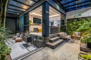 une terrasse avec des plantes et des escaliers. dans l'établissement Tribeca Suites Medellin, à Medellín