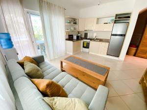 Køkken eller tekøkken på Gorgeous apartment steps to Playa Punta Popy