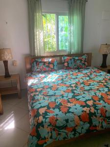 En eller flere senge i et værelse på Gorgeous apartment steps to Playa Punta Popy