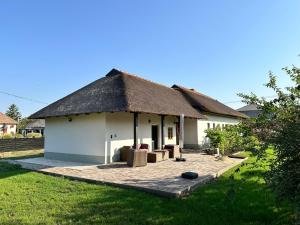 Casa con techo de paja y patio en VizslaVilla, en Poroszló