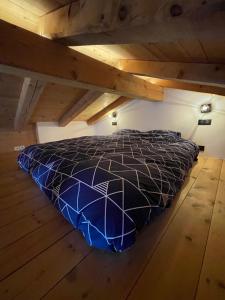 a bed in the attic of a room at Chalet cosy proche Tramway du Mont-Blanc et centre in Saint-Gervais-les-Bains