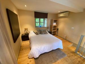 Postel nebo postele na pokoji v ubytování Villa Skylight et studio séparé avec terrasse panoramique avec vue mer et piscine privée + 52 fotografií