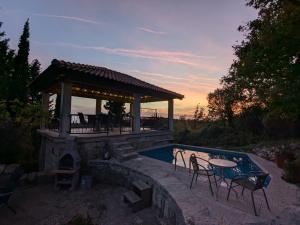 Bazén v ubytování Villa Skylight et studio séparé avec terrasse panoramique avec vue mer et piscine privée nebo v jeho okolí