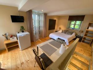 TV a/nebo společenská místnost v ubytování Villa Skylight et studio séparé avec terrasse panoramique avec vue mer et piscine privée