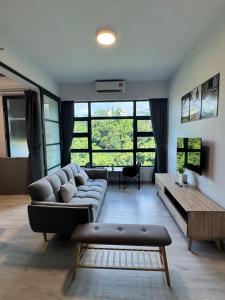 Χώρος καθιστικού στο Jesselton Quay- 2Bedrooms modern concept-free wifi & netflix