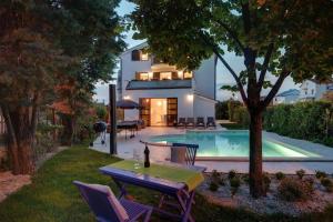 Πισίνα στο ή κοντά στο Villa Andrija in Fazana for 9 people with sea view & heated pool - only 400 m from the beach