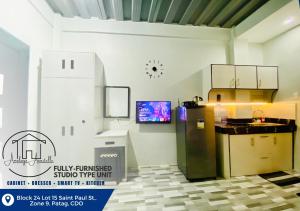 Televisyen dan/atau pusat hiburan di Amplayo Apartelle Fully-Furnished Studio Type Apartment