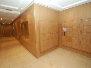 vestidor con taquillas de madera en un edificio en Charmant 2P moderne avec terrasse, parking privé, en plein centre de Menton, à 2 pas de la mer - FR-1-196-200, en Menton