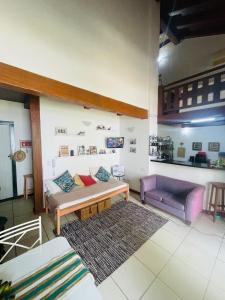 a living room with a couch and a table at Fantastica casa no melhor condomínio de Paraty in Paraty